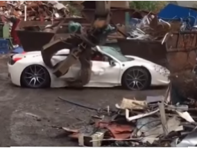 It's better not to look at the weak nerves - because of the police mistake the beautiful Ferrari 458 Spider was destroyed  (Video)